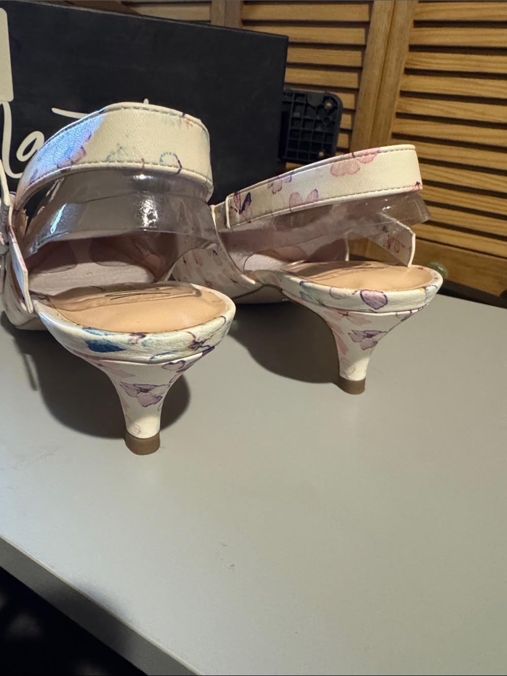 NIB Nanette Lepore white floral sandals 8. - Picture 3 of 5